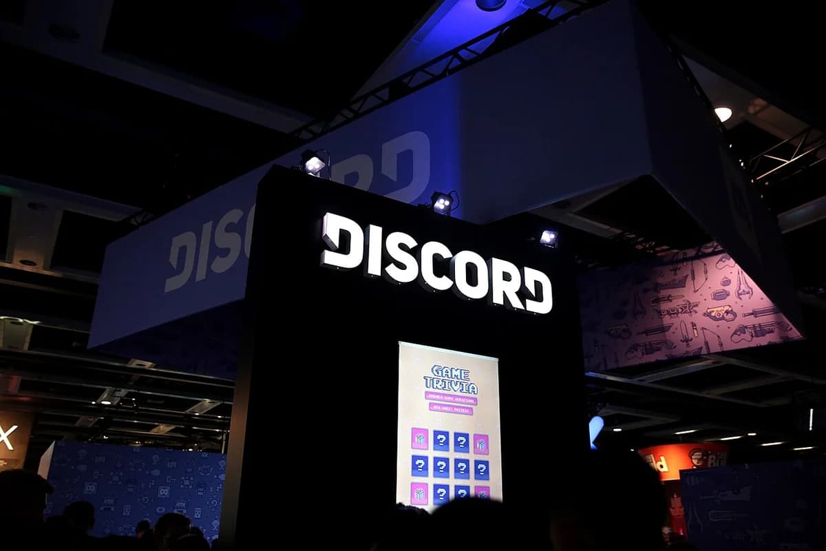 Discord booth at a gaming convention with a bright logo and trivia screen.