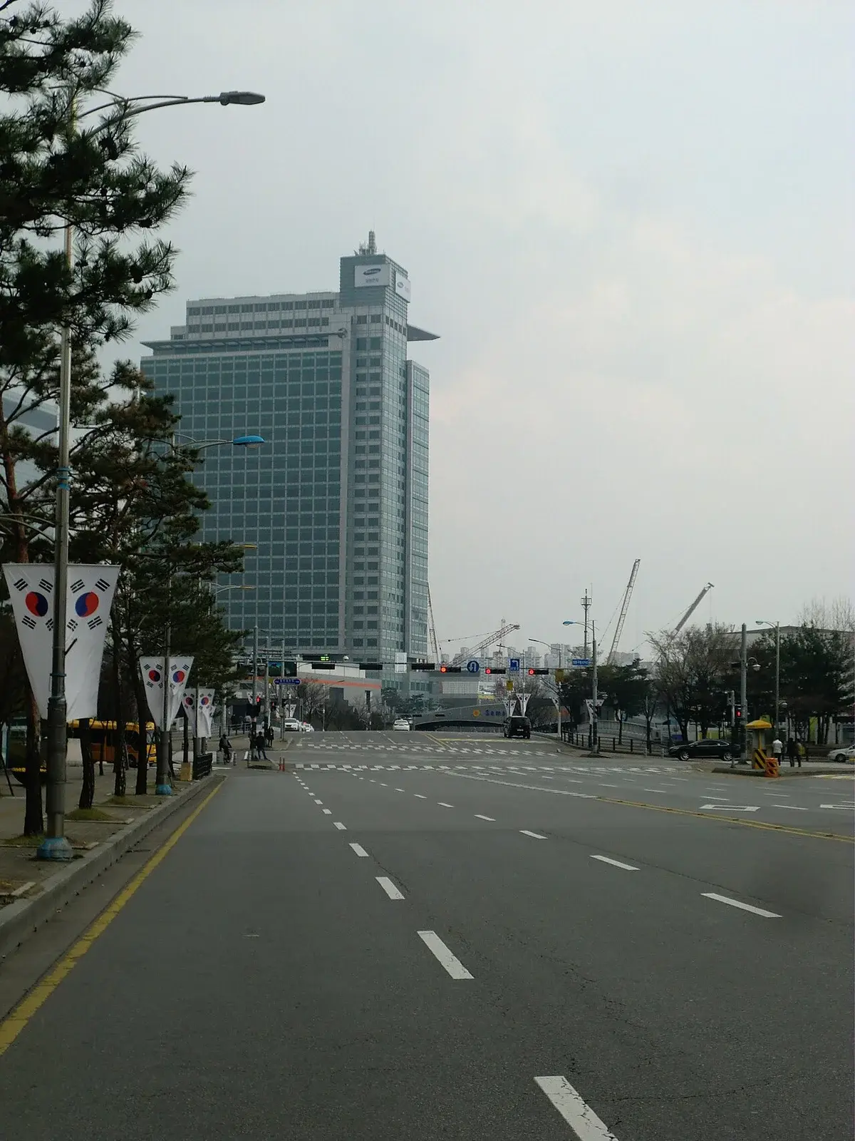 Exterior view of Samsung Electronics headquarters in Suwon, South Korea.