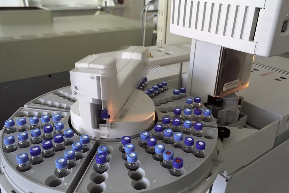 Laboratory equipment with many sample vials